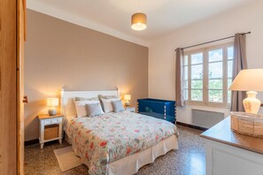 5 habitaciones, tabla de planchar con plancha y wifi gratis 