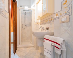 Een douche, een haardroger, handdoeken