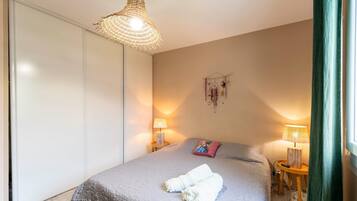 4 slaapkamers, een strijkplank/strijkijzer, gratis wifi, beddengoed