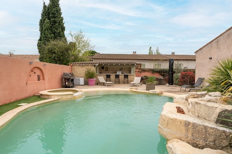 Alberca. Holiday Home 'Les Dames De Molleges' with Mountain View, Wi-Fi and Air Conditioning