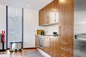 Réfrigérateur, four à micro-ondes, un four, surface de cuisson