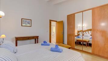 6 slaapkamers, een strijkplank/strijkijzer, gratis wifi, beddengoed