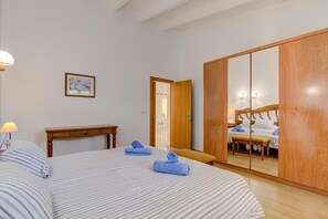 6 bedrooms, iron/ironing board, free WiFi, bed sheets