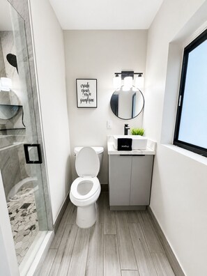 Een douche, een haardroger, een bidet, handdoeken