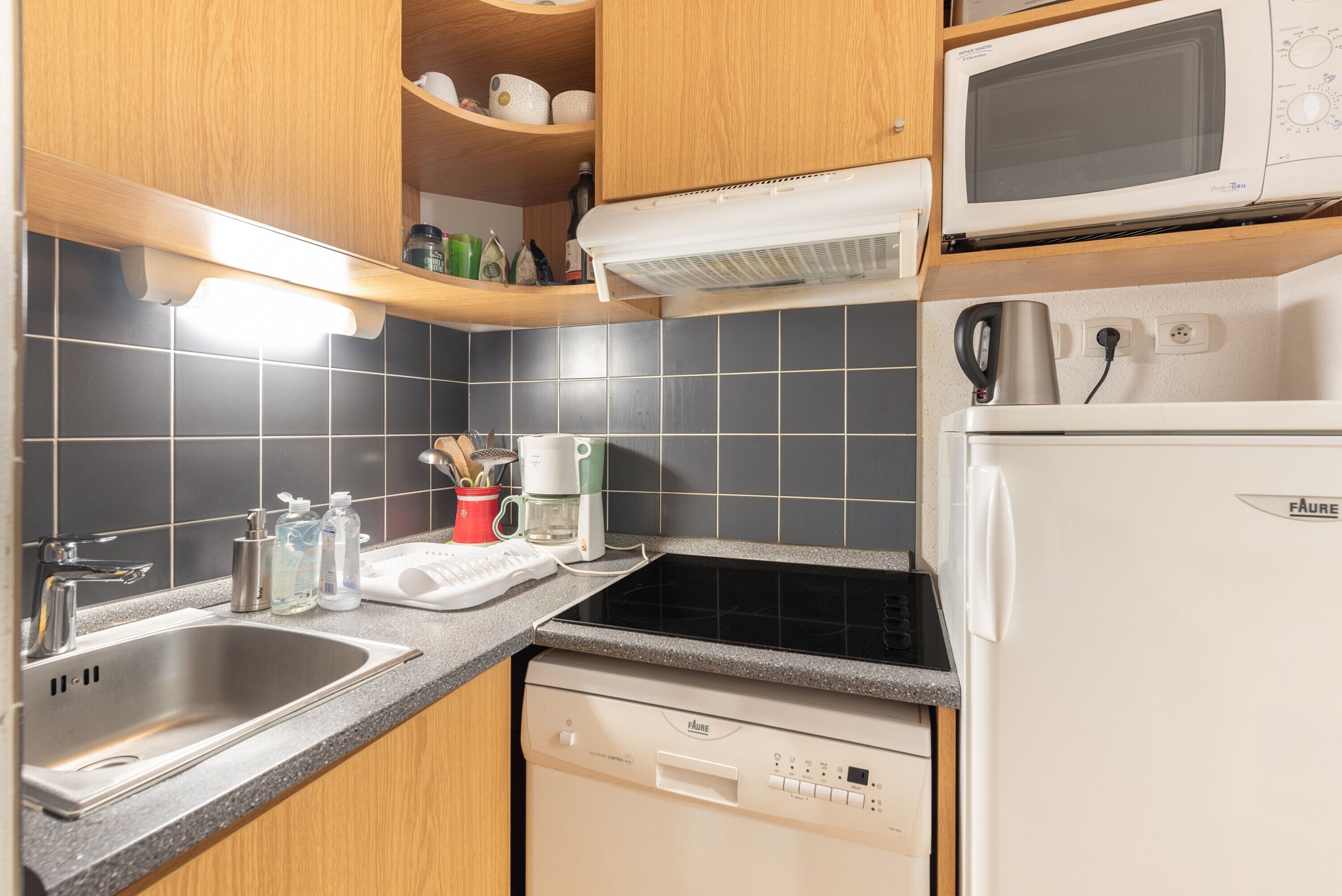 Jääkaappi, mikroaaltouuni, uuni, liesi