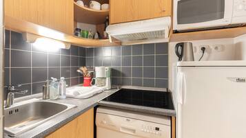 Jääkaappi, mikroaaltouuni, uuni, liesi