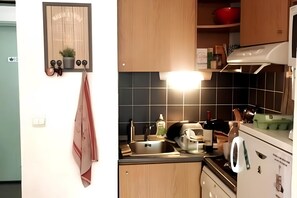 Frigorifero, microonde, forno, piano cottura