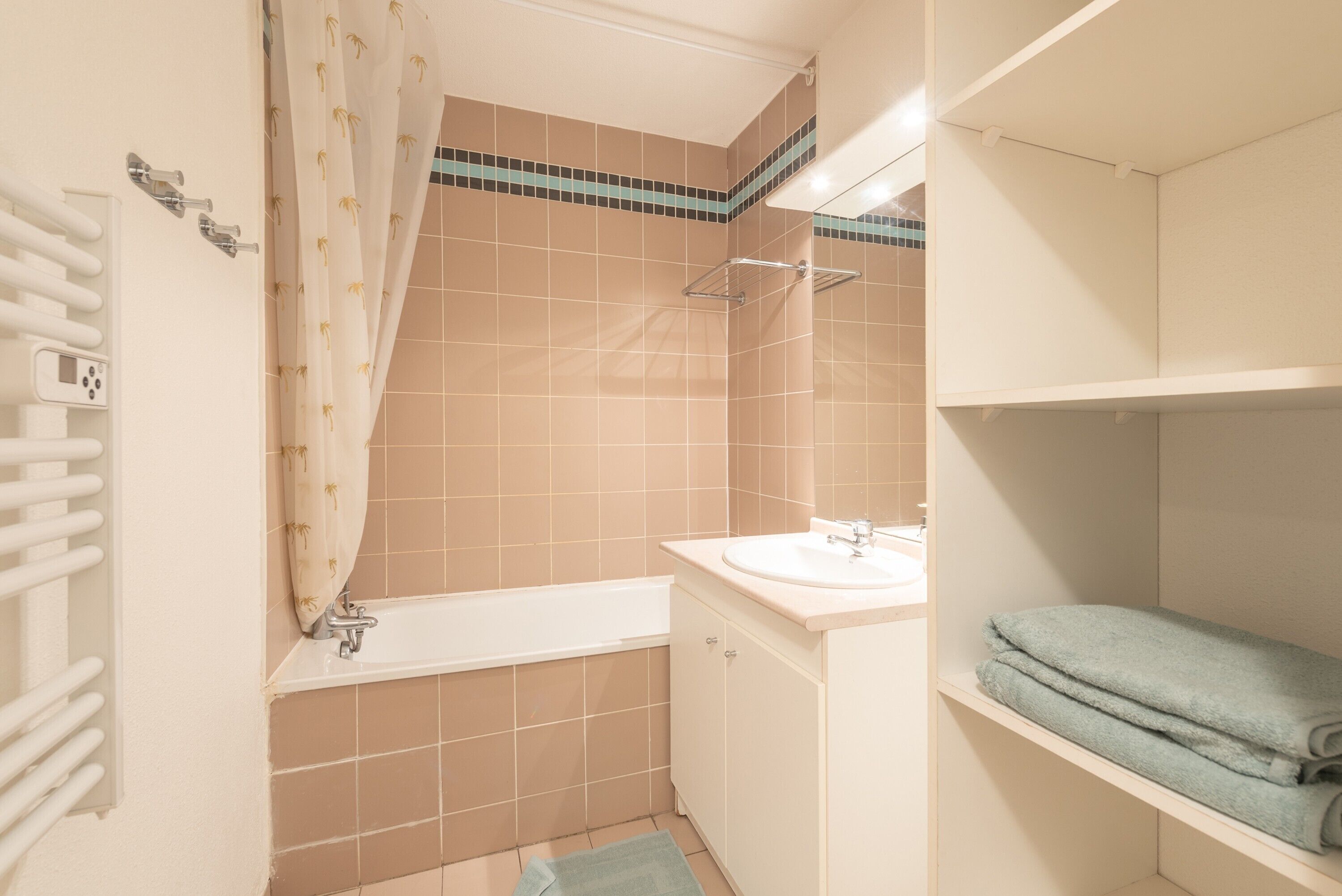 Regadera, amenidades de baño gratuitas, secadora de cabello 