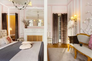 Ein Schlafzimmer mit Bett, Nachttisch, Lampe und Spiegel.