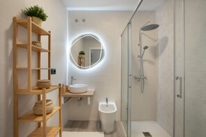Shower, hair dryer, towels - Vacation 'Avenida Marítima' with Sea View, Wi-Fi and Air Conditioning (Candelaria)