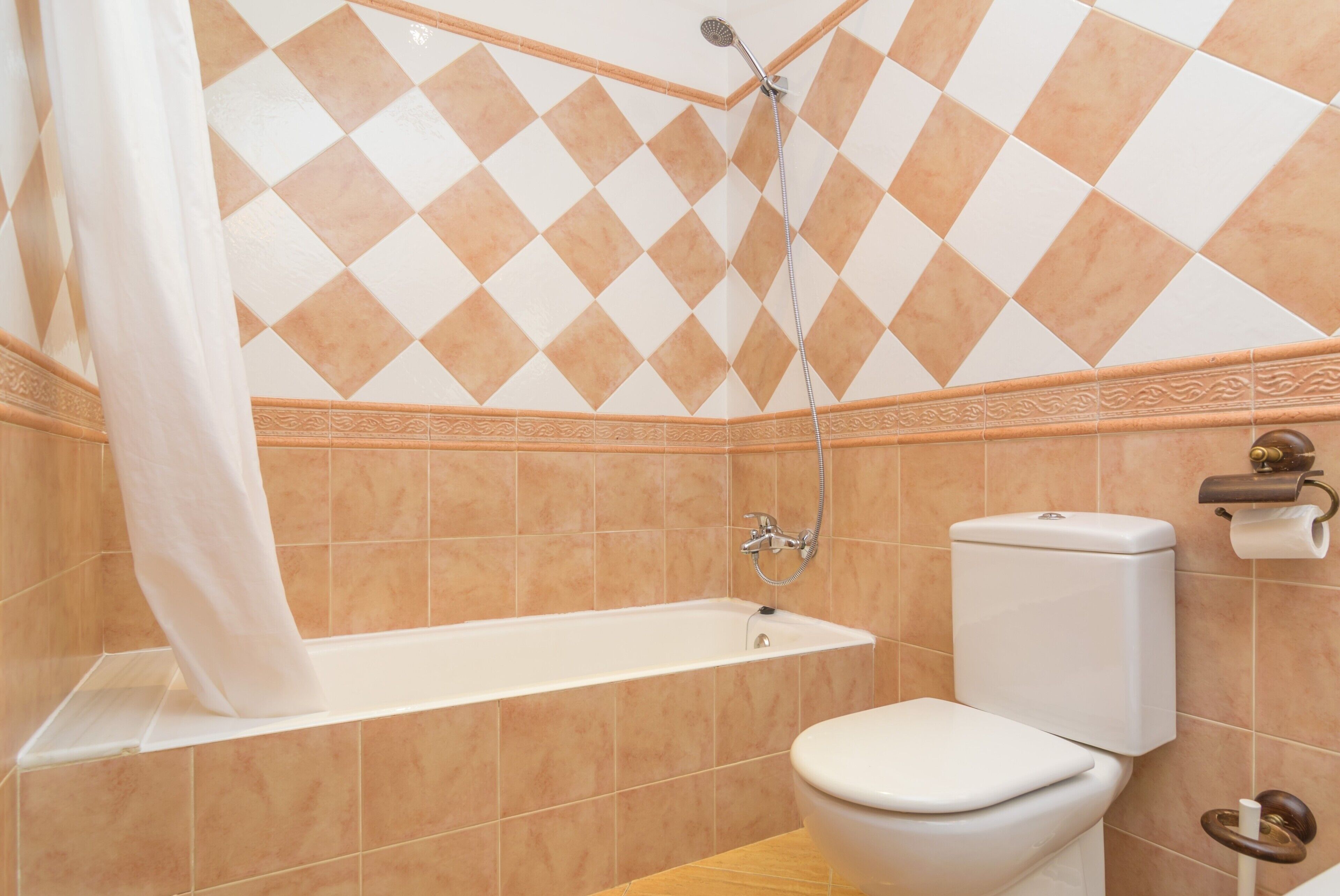 Ein Badezimmer mit Dusche, Toilette und Badewanne.