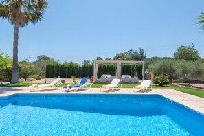 A swimming pool with lounge chairs and a pergola. - Country House 'Cati Ref 57' with Private Pool, Wi-Fi and Air Conditioning (Son Servera)