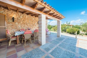 Outdoor dining - Villa 'Sa Plana Ref 42' with Mountain View, Private Pool and Wi-Fi (Cala Bona)