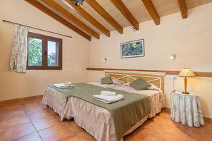 3 chambres, fer et planche à repasser, accès au Wi-Fi (inclus)