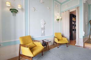 Interior - Room 'Romeu' with Shared Garden, Wi-Fi and Air Conditioning (Porto)