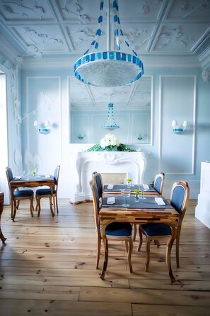 Dining - Room 'Romeu' with Shared Garden, Wi-Fi and Air Conditioning (Porto)