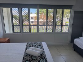 Fjölskyldu-bæjarhús - útsýni yfir port | Útsýni úr herberginu