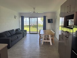 Senior-íbúð - útsýni yfir hafið | Stofa | 50-tommu snjallsjónvarp með stafrænum rásum, prentarar.