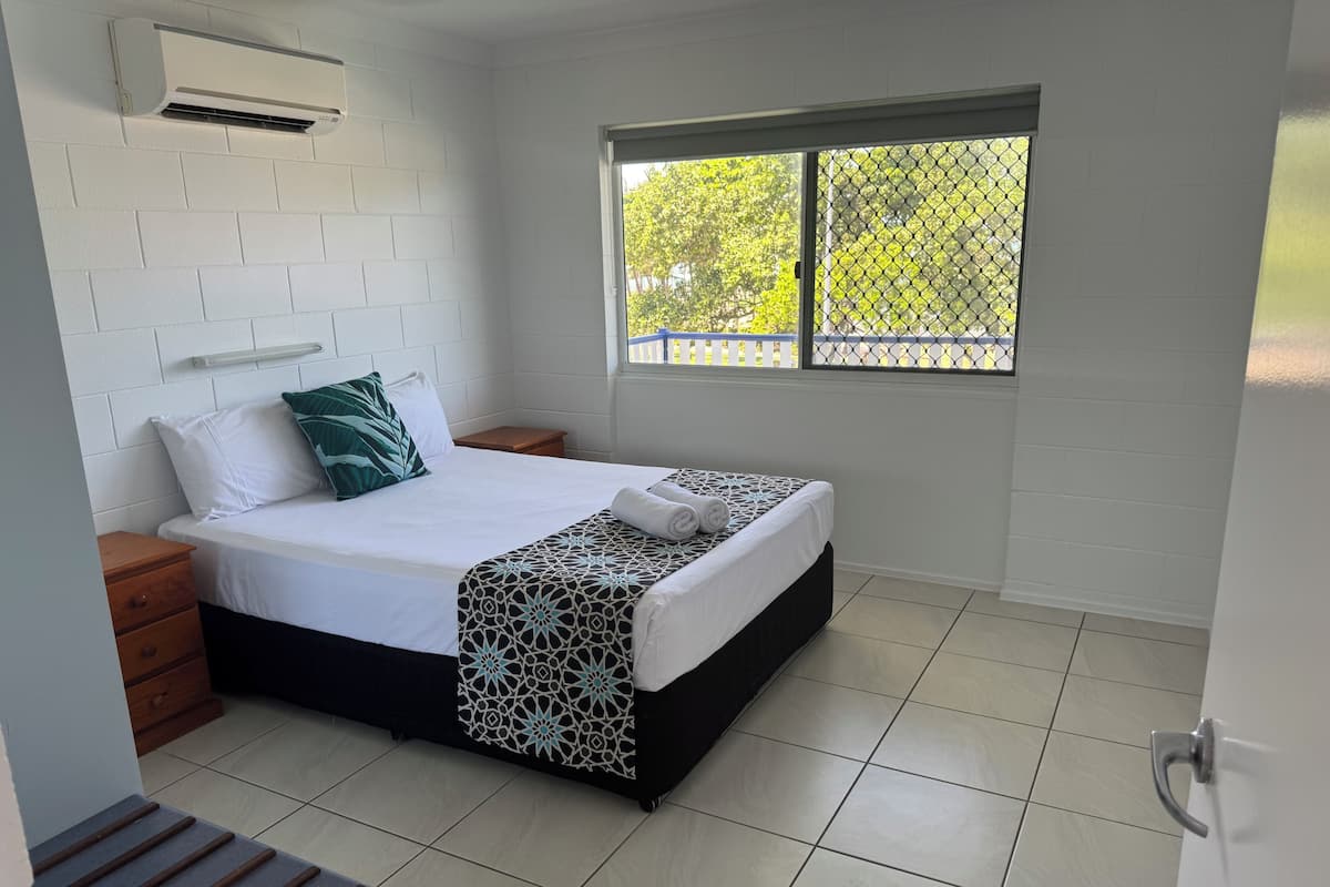Hypo-allergenic bedding, laptop workspace, blackout curtains, free WiFi