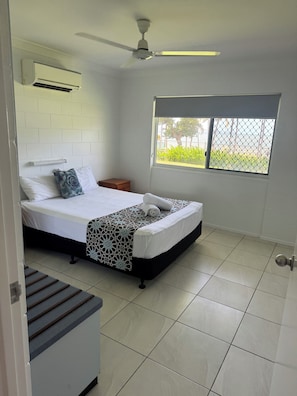 Apartamento sênior, vista para o oceano | Roupas de cama antialérgicas, espaço de trabalho para notebook