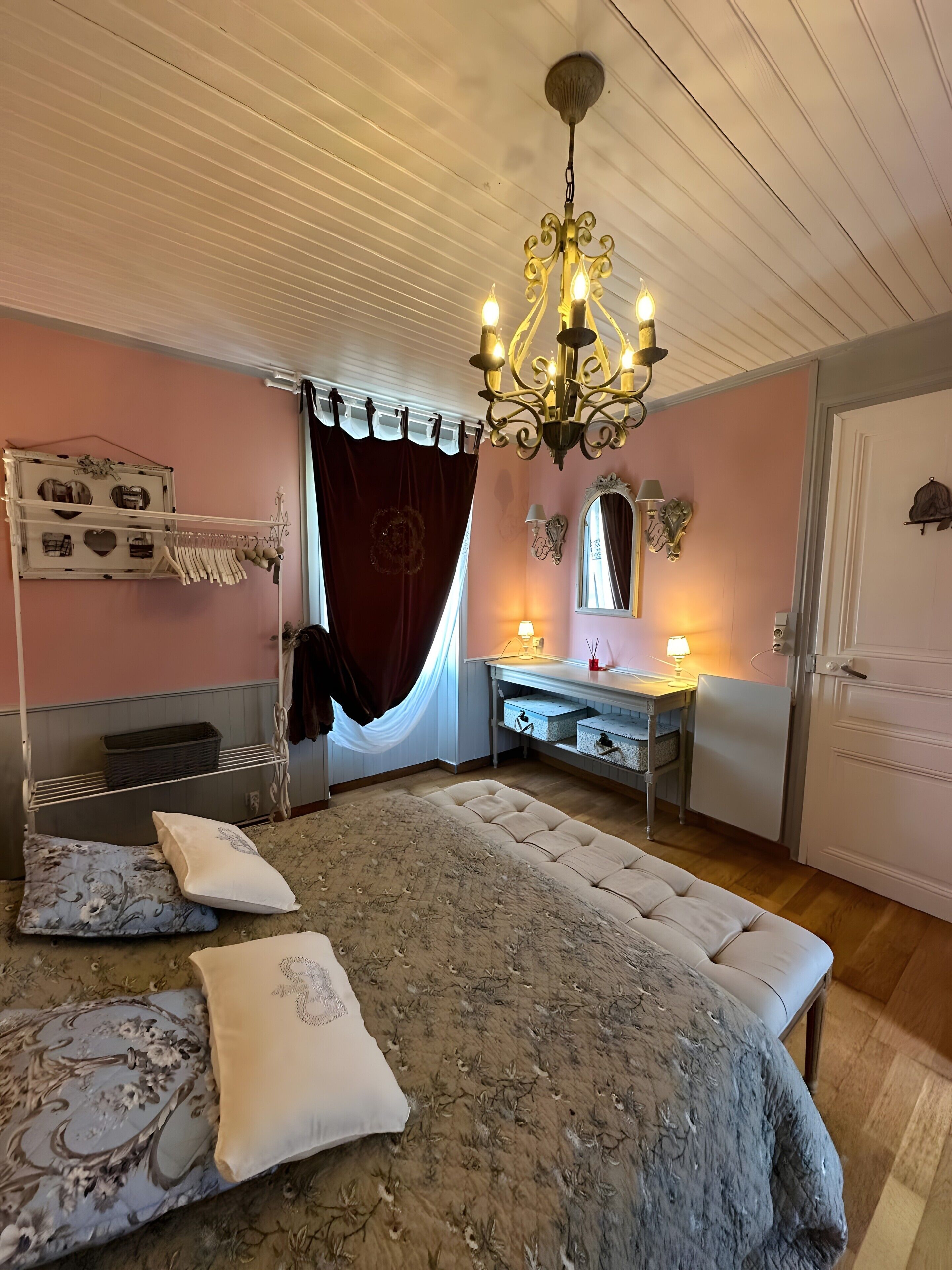 2 chambres, fer et planche à repasser, Wi-Fi gratuit, draps fournis