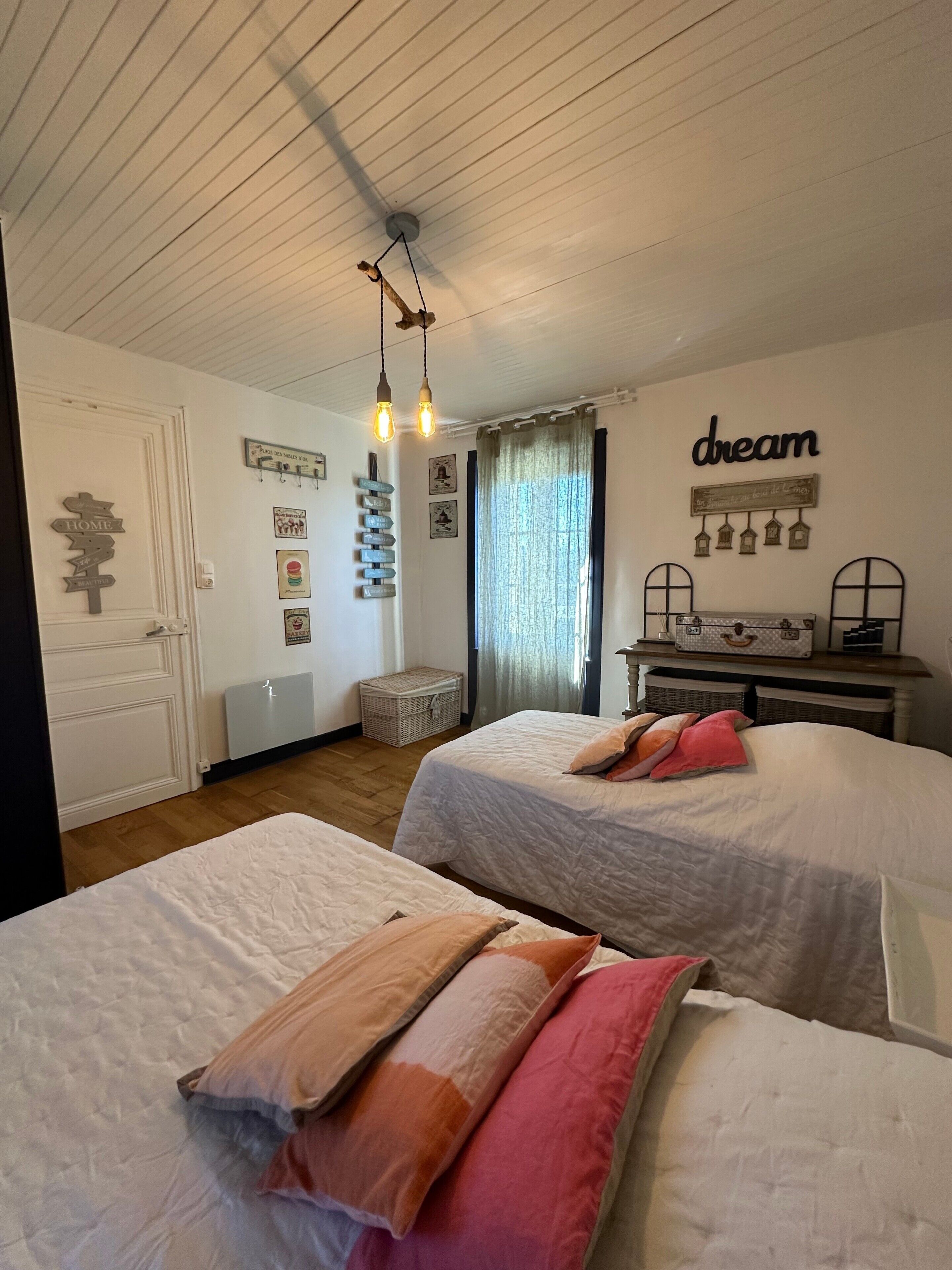 2 bedrooms, iron/ironing board, free WiFi, bed sheets
