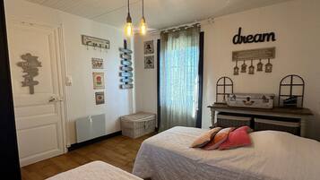 2 bedrooms, iron/ironing board, free WiFi, bed sheets