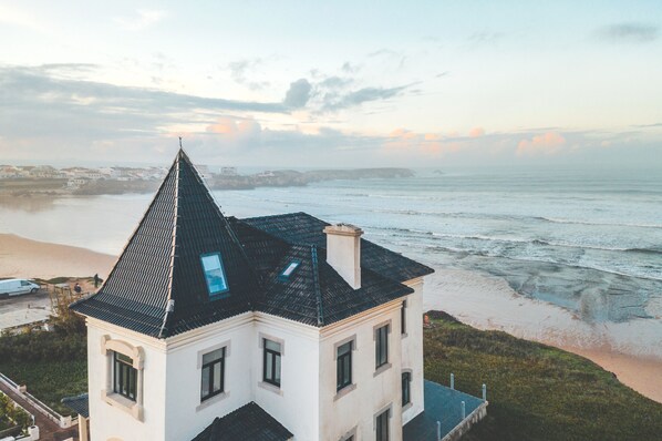 Beach nearby - Room 'Top Floor North Suite' with Sea View, Private Terrace and Wi-Fi (Ferrel)