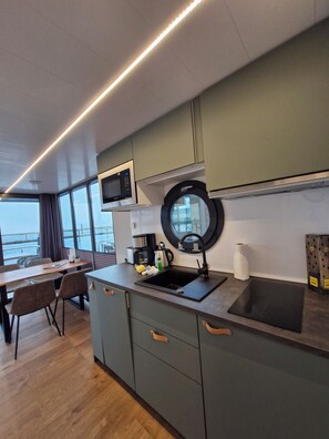 Kjøleskap, mikrobølgeovn, kokeplater og oppvaskmaskin