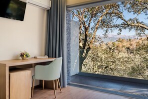 Interior - Room 'Quarto Queen 3 - Oak Nature' with Shared Pool, Shared Terrace and Wi-Fi (Vieira do Minho)