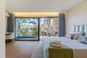 1 bedroom, free WiFi, bed sheets - Room 'Quarto Queen 3 - Oak Nature' with Shared Pool, Shared Terrace and Wi-Fi (Vieira do Minho)
