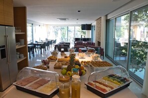 Dining - Room 'Quarto Queen 3 - Oak Nature' with Shared Pool, Shared Terrace and Wi-Fi (Vieira do Minho)