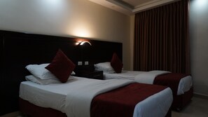 Habitació doble o amb dos llits individuals Deluxe | Caixa forta a l'habitació i cortines opaques 