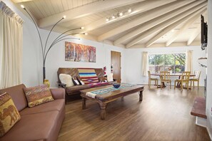 TV connectée, livres, écrans d'ordinateur