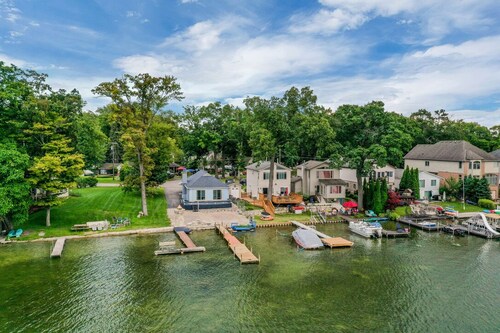 Beautiful lakefront with hot-tub 2bedroom +WiFi on all sports Cooley lake
