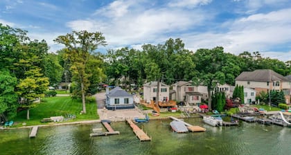 Beautiful lakefront with hot-tub 2bedroom +WiFi on all sports Cooley lake