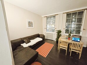 Smart TV - Cosy Camden - 3 Bed Garden Flat for Families and Pets (London)