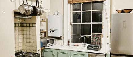 Microondas, horno, parrilla de estufa y lavavajillas