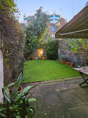 Property grounds - Cosy Camden - 3 Bed Garden Flat for Families and Pets (London)