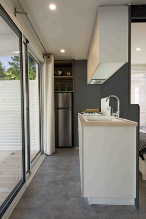 Kühlschrank, Herdplatte, Wasserkocher mit Kaffee-/Teezubehör