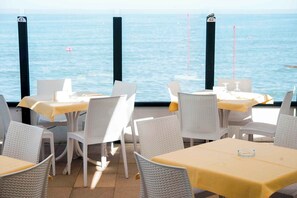 Outdoor dining - Mobilehome with air conditioning, terrace and pool (Rosolina Mare)