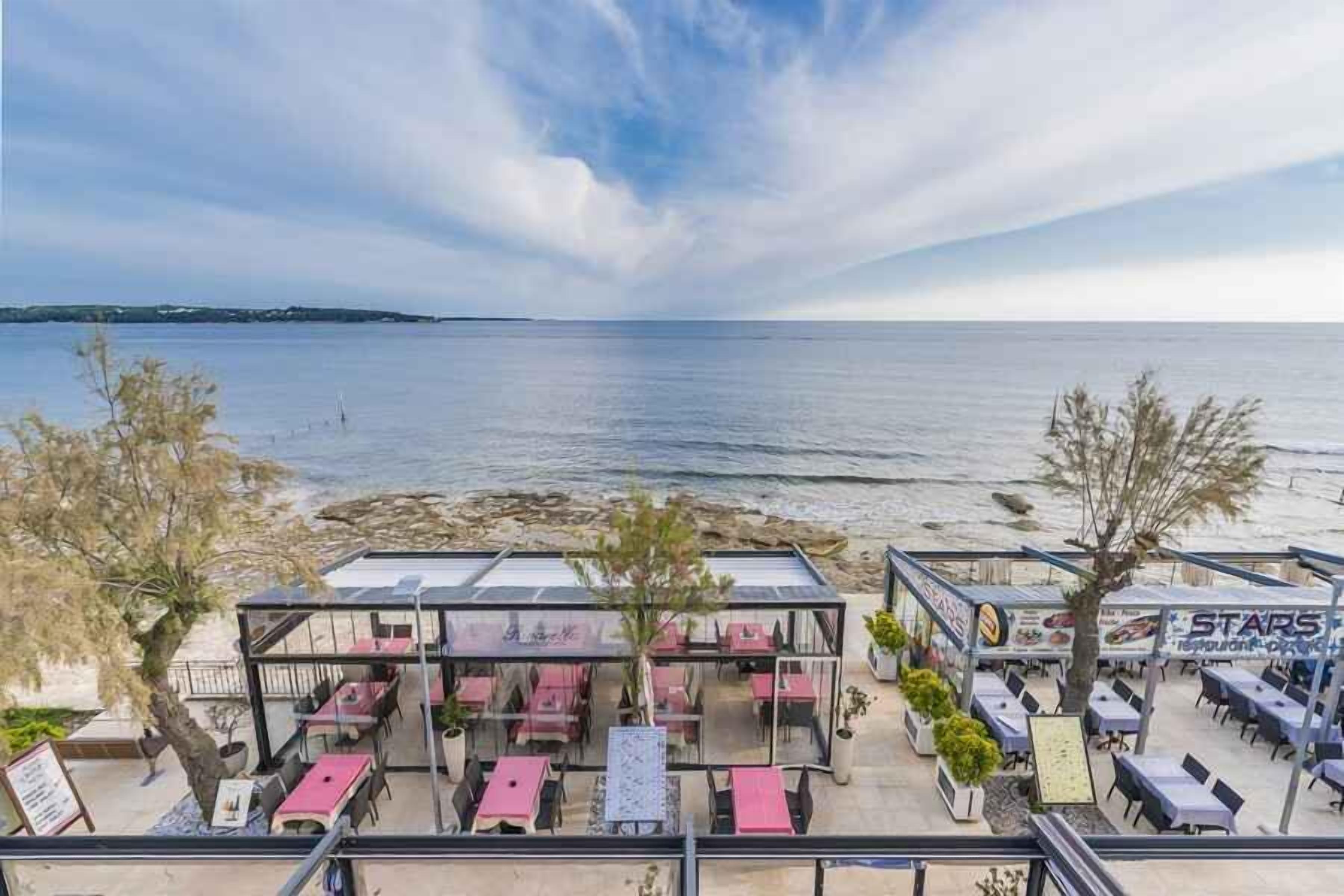 Una spiaggia nelle vicinanze