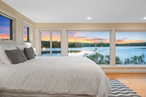 1 habitación, escritorio, tabla de planchar con plancha y cuna de viaje 
