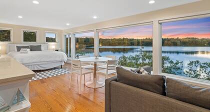 WOW View! Waterfront Cottage. Private Beach, King Bed, Full Kitchen. Relax&Enjoy