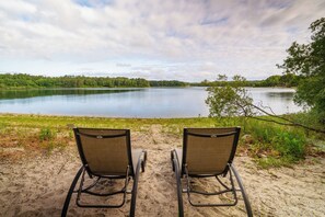 على الشاطئ، كراسي للتشمس، مناشف للشاطئ