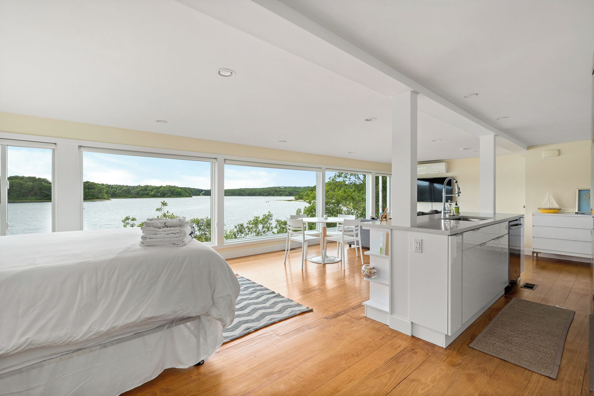 1 soverom, skrivebord, strykejern/-brett og reiseseng for barn