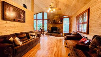 Smart TV, chimenea, reproductor de DVD, futbolito