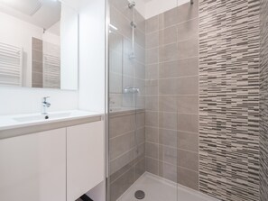 Douche, sèche-cheveux