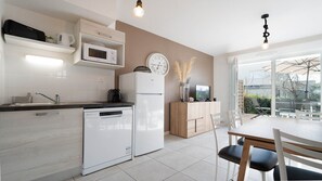 Refrigerador, microondas, lavavajillas y cafetera y tetera 