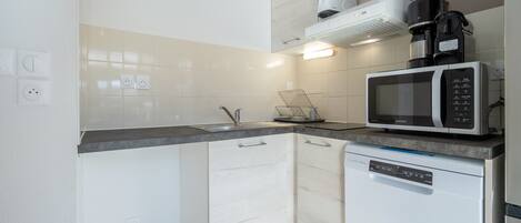 Refrigerador, microondas, lavavajillas y cafetera y tetera